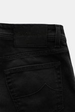 Jacob Cohen Jeans 'Nick' dunkelgrau, Detailrückansicht mit Lederpatch in Ponyfell-Optik, Five-Pocket-Stil, elastisch, weicher Griff, dezente Used-Waschung, schmal zulaufend, Button Fly, Münztasche mit Initial, Gesäßtaschen mit Stitching.