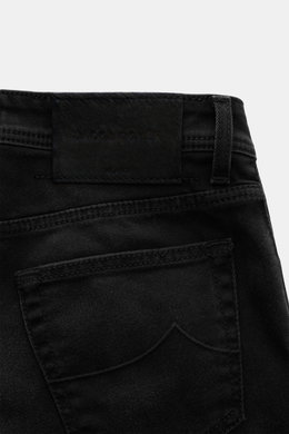 Jacob Cohen Jeans 'Nick' dunkelgrau, Detailrückansicht mit Lederpatch in Ponyfell-Optik, Five-Pocket-Stil, elastisch, weicher Griff, dezente Used-Waschung, schmal zulaufend, Button Fly, Münztasche mit Initial, Gesäßtaschen mit Stitching.