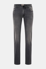 Jacob Cohen Jeans 'Nick' grau von vorne, Slim Fit, schmal zulaufend, Denim aus Baumwolle und Microfaser, elastisch, weicher Griff, dezente Used-Waschung, Button Fly, Five-Pocket-Stil, Münztasche mit Initial, Gesäßtaschen mit Stitching, Leather Patch in Po