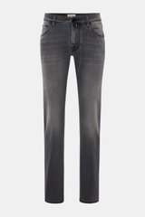Jacob Cohen Jeans 'Nick' grau von vorne, Slim Fit, schmal zulaufend, Denim aus Baumwolle und Microfaser, elastisch, weicher Griff, dezente Used-Waschung, Button Fly, Five-Pocket-Stil, Münztasche mit Initial, Gesäßtaschen mit Stitching, Leather Patch in Po