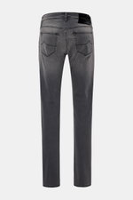 Jacob Cohen Jeans 'Nick' grau, Rückansicht, Slim Fit, schmal zulaufend, Denim Baumwolle/Microfaser, elastisch, weicher Griff, Used-Waschung, Button Fly, Five-Pocket, Münztasche mit Initial, Gesäßtaschen mit Stitching, Leather Patch Ponyfell-Optik.