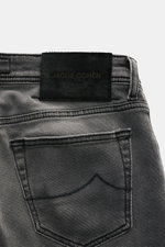 Jacob Cohen Jeans 'Nick' grau, Rückansicht schmal zulaufend, Denim aus Baumwolle und Microfaser, elastisch, weicher Griff, dezente Used-Waschung, Slim Fit, Button Fly, Five-Pocket-Stil, Münztasche mit Initial, Gesäßtaschen mit Stitching, Leather Patch in 