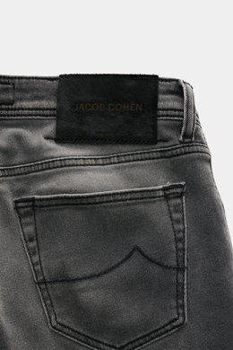 Jacob Cohen Jeans 'Nick' grau, Rückansicht schmal zulaufend, Denim aus Baumwolle und Microfaser, elastisch, weicher Griff, dezente Used-Waschung, Slim Fit, Button Fly, Five-Pocket-Stil, Münztasche mit Initial, Gesäßtaschen mit Stitching, Leather Patch in 