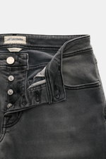 Jacob Cohen Jeans 'Nick' grau, Nahaufnahme von oben vorne, Denim aus Baumwolle und Microfaser, elastisch, weicher Griff, dezente Used-Waschung, Slim Fit, schmal zulaufend, Button Fly, Five-Pocket-Stil, Münztasche mit Initial, Gesäßtaschen mit Stitching, L