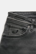 Jacob Cohen Jeans 'Nick' grau, Frontdetail seitlich von oben, Denim aus Baumwolle und Microfaser, elastisch, soft, Used-Waschung, Slim Fit, Button Fly, Five-Pocket, Münztasche mit Initial, Gesäßtaschen-Stitching, Leather Patch Ponyfell-Optik.