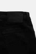 Jacob Cohen Jeans 'Bard' schwarz, Rückansicht mit Five-Pocket-Stil, Denim aus Baumwolle und Microfaser, elastische Qualität, weicher Griff, Slim Fit, schmal zulaufend, Button Fly, Münztasche mit Initial, Gesäßtaschen mit Stitching, Leather Patch in Ponyfe