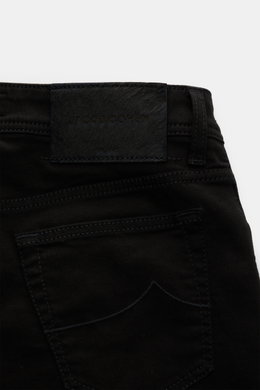 Jacob Cohen Jeans 'Bard' schwarz, Rückansicht mit Five-Pocket-Stil, Denim aus Baumwolle und Microfaser, elastische Qualität, weicher Griff, Slim Fit, schmal zulaufend, Button Fly, Münztasche mit Initial, Gesäßtaschen mit Stitching, Leather Patch in Ponyfe