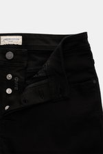 Jacob Cohen Jeans 'Bard' schwarz, Nahaufnahme von oben auf elastische Slim Fit Jeans mit Button Fly, Five-Pocket, Münztasche mit Initial, Gesäßtaschen-Stitching, Denim aus Baumwolle und Microfaser, weicher Griff, schmal zulaufend, Leather Patch in Ponyfel