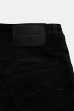Jacob Cohen Jeans 'Nick' schwarz Rückansicht mit Denim aus Baumwolle und Microfaser, elastisch, weicher Griff, Slim Fit, schmal zulaufend, Button Fly, Five-Pocket-Stil, Münztasche mit Initial, Gesäßtaschen mit Stitching, Leather Patch in Ponyfell-Optik.