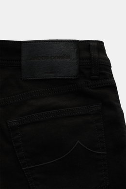 Jacob Cohen Jeans 'Nick' schwarz Rückansicht mit Denim aus Baumwolle und Microfaser, elastisch, weicher Griff, Slim Fit, schmal zulaufend, Button Fly, Five-Pocket-Stil, Münztasche mit Initial, Gesäßtaschen mit Stitching, Leather Patch in Ponyfell-Optik.