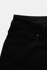 Jacob Cohen Jeans 'Nick' schwarz in Nahaufnahme von vorne, Denim aus Baumwolle und Microfaser, elastisch, weicher Griff, Slim Fit, schmal zulaufend, Button Fly, Five-Pocket-Stil, Münztasche mit Initial, Gesäßtaschen mit Stitching, Leather Patch in Ponyfel