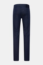 Jacob Cohen Jeans 'Bard' navy Rückansicht, Denim aus Baumwolle, elastisch, weicher Griff, Slim Fit, schmal zulaufend, Button Fly, Five-Pocket, Münztasche mit Initial, Gesäßtaschen mit Stitching, Leather Patch in Ponyfell-Optik.