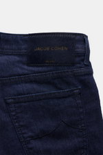 Jacob Cohen Jeans 'Bard' navy aus Baumwolle, elastisch, weicher Griff, Slim Fit, schmal, Button Fly, Five-Pocket, Münztasche mit Initial, Gesäßtaschen mit Stitching, Leather Patch in Ponyfell-Optik, Rückansicht.