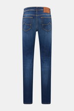 Jacob Cohen Jeans 'Bard' blau, Rückansicht, softer elastischer Denim, dezente Used-Waschung, Slim Fit, schmal zulaufend, Leder-Patch am Bund.