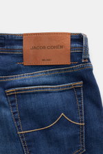 Jacob Cohen Jeans 'Bard' blau, Detailaufnahme der Rückseite mit schmal zulaufender Gesäßtasche, Used-Waschung und Ponyfell-Lederpatch.