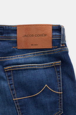 Jacob Cohen Jeans 'Bard' blau, Detailaufnahme der Rückseite mit schmal zulaufender Gesäßtasche, Used-Waschung und Ponyfell-Lederpatch.