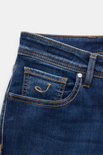 Jacob Cohen Jeans 'Bard' blau, Front nah, zeigt soften, elastischen Denim, dezente Used-Waschung, Münztasche mit Initial und Stitching.