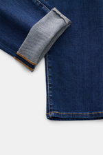 Jacob Cohen Jeans 'Bard' blau, Detailaufnahme vom Bein mit umgeschlagenem Saum, softer elastischer Denim, dezente Used-Waschung.