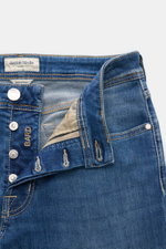 Jacob Cohen Jeans 'Bard' rauchblau, angeschnittene Frontansicht mit offenem Button Fly, soften elastischen Denim und Used-Waschung.