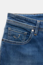Nahaufnahme der Jacob Cohen Jeans 'Bard' rauchblau von vorne oben, mit softer Used-Waschung, elastischem Denim und typischem Leather Patch.