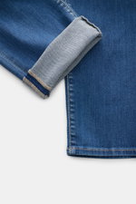 Jacob Cohen Jeans 'Bard' rauchblau, Detailaufnahme vom Bein mit aufgekrempeltem Saum, soften elastischen Denim und Used-Waschung.