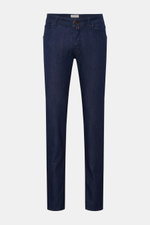 Jacob Cohen Jeans 'Nick' navy, frontal fotografiert, Slim Fit, schmal zulaufend, Denim aus Baumwolle, elastisch, weicher Griff, Button Fly, Five-Pocket-Stil, Münztasche mit Initial, Gesäßtaschen mit Stitching, Leather Patch in Ponyfell-Optik.