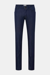 Jacob Cohen Jeans 'Nick' navy, frontal fotografiert, Slim Fit, schmal zulaufend, Denim aus Baumwolle, elastisch, weicher Griff, Button Fly, Five-Pocket-Stil, Münztasche mit Initial, Gesäßtaschen mit Stitching, Leather Patch in Ponyfell-Optik.