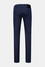 Jacob Cohen Jeans 'Nick' navy von hinten, Denim aus Baumwolle, elastische Qualität, weicher Griff, Slim Fit, schmal zulaufend, Button Fly, Five-Pocket-Stil, Münztasche mit Initial, Gesäßtaschen mit Stitching, Leather Patch in Ponyfell-Optik.
