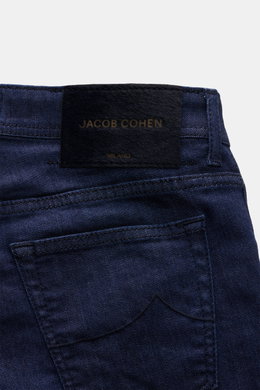 Jacob Cohen Jeans 'Nick' navy Rückansicht mit Denim aus Baumwolle, elastischer Slim Fit, schmal zulaufend, Button Fly, Five-Pocket-Stil, Münztasche mit Initial, Gesäßtaschen mit Stitching und Leather Patch in Ponyfell-Optik.