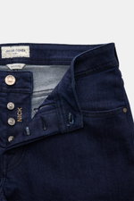 Jacob Cohen Jeans 'Nick' navy, Vorderansicht mit offenem Button Fly, Denim aus Baumwolle, elastische Qualität, weicher Griff, Slim Fit, schmal zulaufend, Five-Pocket-Stil, Münztasche mit Initial, Gesäßtaschen mit Stitching, Leather Patch in Ponyfell-Optik