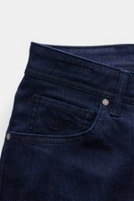 Jacob Cohen Jeans 'Nick' navy, Detailaufnahme von vorne oben, Denim aus Baumwolle, elastische Qualität, weicher Griff, Slim Fit, schmal zulaufend, Button Fly, Five-Pocket-Stil, Münztasche mit Initial, Gesäßtaschen mit Stitching, Leather Patch in Ponyfell-