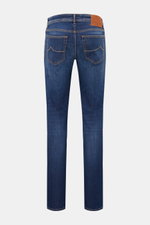 Jacob Cohen Jeans 'Nick' blau, Rückansicht, Denim aus Baumwolle, elastisch, weicher Griff, dezente Used-Waschung, Slim Fit, schmal zulaufend, Button Fly, Five-Pocket, Münztasche mit Initial, Gesäßtaschen mit Stitching, Leather Patch in Ponyfell-Optik.