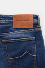 Jacob Cohen Jeans 'Nick' blau, Rückansicht schmal zulaufend, Denim aus Baumwolle, elastisch, weicher Griff, Used-Waschung, Five-Pocket, Button Fly, Münztasche Initial, Gesäßtaschen Stitching, Ponyfell-Lederpatch.