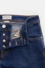 Jacob Cohen Jeans 'Nick' blau, Nahaufnahme von Bund und Button Fly, Denim aus Baumwolle, elastisch, soft, Used-Waschung, Slim Fit, Five-Pocket, Münztasche mit Initial, Gesäßtaschen mit Stitching, Ponyfell-Lederpatch.