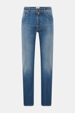 Jacob Cohen Jeans 'Nick' rauchblau, Frontansicht, Denim aus Baumwolle, elastisch, weicher Griff, dezente Used-Waschung, Slim Fit, schmal zulaufend, Button Fly, Five-Pocket-Stil, Münztasche mit Initial, Gesäßtaschen mit Stitching, Leather Patch in Ponyfell