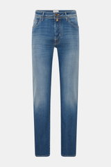Jacob Cohen Jeans 'Nick' rauchblau, Frontansicht, Denim aus Baumwolle, elastisch, weicher Griff, dezente Used-Waschung, Slim Fit, schmal zulaufend, Button Fly, Five-Pocket-Stil, Münztasche mit Initial, Gesäßtaschen mit Stitching, Leather Patch in Ponyfell