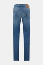 Jacob Cohen Jeans 'Nick' rauchblau, Rückansicht, Denim aus Baumwolle, elastisch, weicher Griff, dezente Used-Waschung, Slim Fit, schmal zulaufend, Button Fly, Five-Pocket, Münztasche mit Initial, Gesäßtaschen mit Stitching, Leather Patch in Ponyfell-Optik