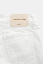 Jacob Cohen Jeans 'Bard' offwhite in Nahaufnahme von hinten, Denim aus Baumwolle, Slim Fit, Five-Pocket-Stil, tonales Patch aus Kalbsfell und Stitching.