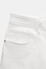 Jacob Cohen Jeans 'Bard' offwhite aus Baumwolle, Slim Fit, Five-Pocket-Stil mit Münztasche, tonalem Stitching und Kalbsfell-Patch, Nahaufnahme vorne.