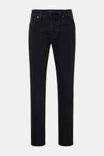 Stone Island Jeans 'Stretch Black Denim - Rinsed' schwarz, Slim Fit, schmal zulaufend, Five-Pocket-Stil, Button Fly, Kompass-Badge, frontale Perspektive.