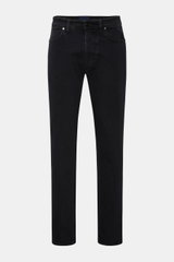 Stone Island Jeans 'Stretch Black Denim - Rinsed' schwarz, Slim Fit, schmal zulaufend, Five-Pocket-Stil, Button Fly, Kompass-Badge, frontale Perspektive.