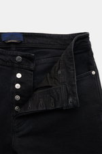 Stone Island Jeans 'Stretch Black Denim - Rinsed' schwarz im Slim Fit, schmal zulaufend, Button Fly, Five-Pocket-Stil, Kompass-Badge, Nahaufnahme von vorne