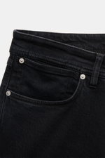 Stone Island Jeans 'Stretch Black Denim - Rinsed' schwarz, Slim Fit, Five-Pocket-Stil, Button Fly, Kompass-Badge, Nahaufnahme von Bund und Tasche.