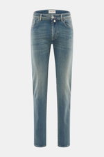Jacob Cohen Jeans 'Bard Fast' graublau, frontale Nahaufnahme, Slim Fit, softer Denim mit Used-Waschung, Five-Pocket, Lederpatch, elastisch und schmal.