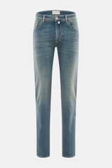 Jacob Cohen Jeans 'Bard Fast' graublau, frontale Nahaufnahme, Slim Fit, softer Denim mit Used-Waschung, Five-Pocket, Lederpatch, elastisch und schmal.
