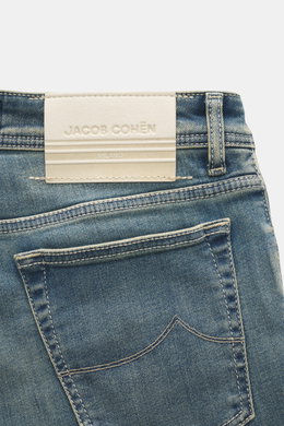 Jacob Cohen Jeans 'Bard Fast' graublau Detailaufnahme von Gesäßtasche und strukturiertem Leder-Patch, dezente Used-Waschung, softer Denim.