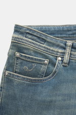 Jacob Cohen Jeans 'Bard Fast' graublau, Detailaufnahme der Rückentasche mit Used-Waschung, weichem Denim, Lederpatch und Stitching.