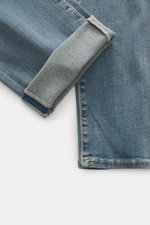 Jacob Cohen Jeans 'Bard Fast' graublau, Detailaufnahme von umgeschlagenem Hosenbein mit dezentem Used-Look aus Baumwolle, Lyocell und Stretch.