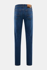 Jacob Cohen Jeans 'Bard' blau, Rückansicht, Slim Fit, schmal zulaufend, Denim mit Lyocell, Leder-Patch, Used-Waschung, Five-Pocket-Stil.