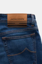 Jacob Cohen Jeans 'Bard' blau Detailaufnahme von hinten oben, Leder-Patch, Baumwolle mit Lyocell, Used-Waschung, Slim Fit, Five-Pocket-Stil.